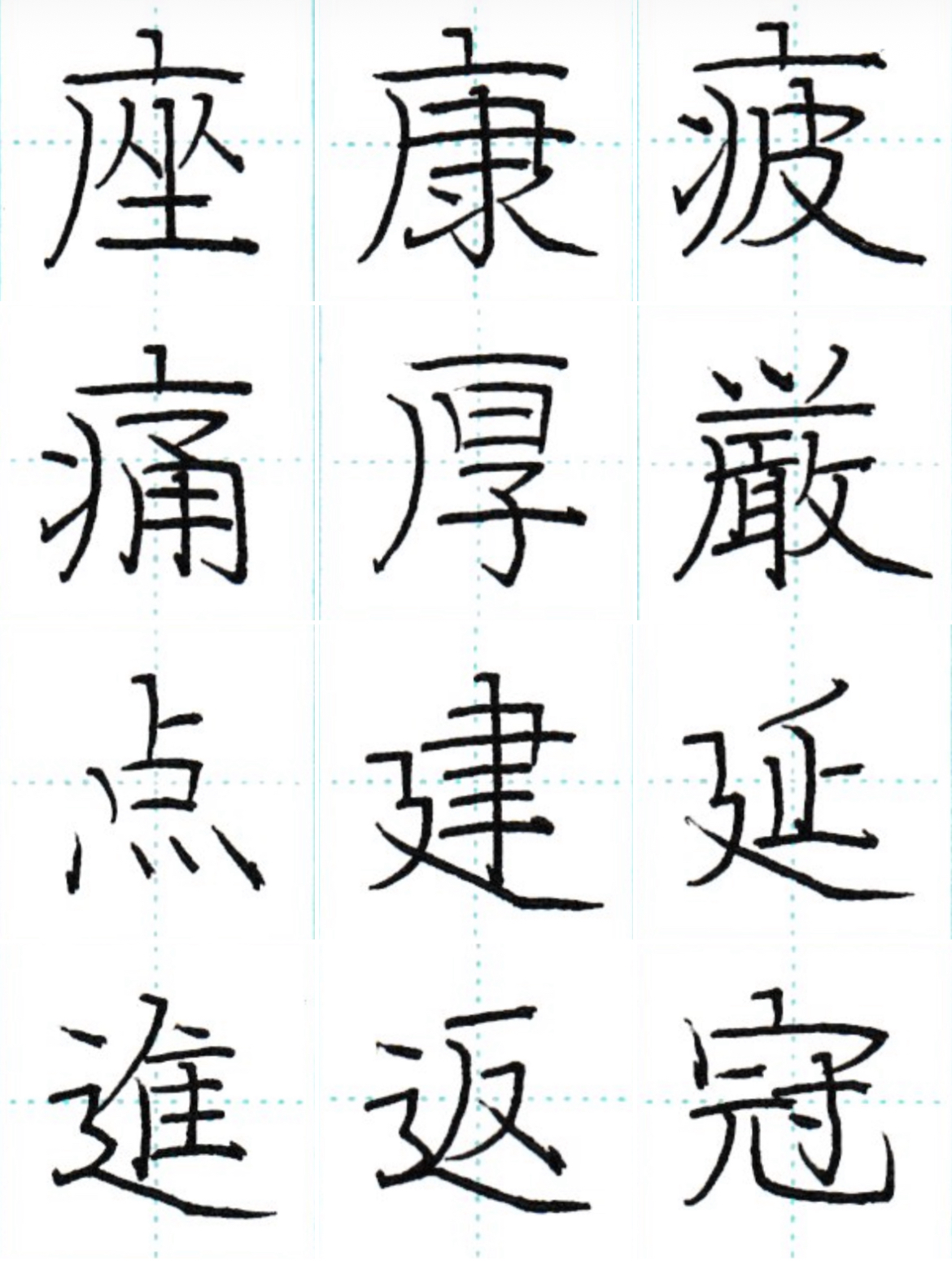 ペンで書かれた美しい文字とペンの写真